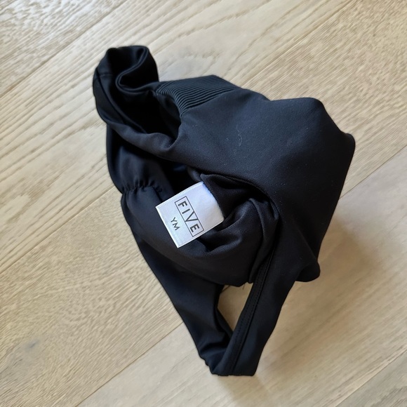 FIVE YM Black Crop Top with Deep V-neckline and Wide Straps - Picture 3 of 3